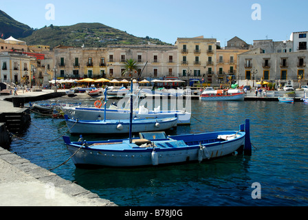 Piccole barche da pesca e case nel porto di Marina Corta nella città di Lipari sull isola di Lipari, Eolie o Lipari Isole, T Foto Stock