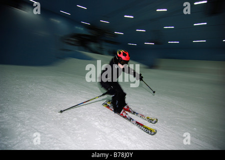 Sciatore nella sala sci, Ski Dubai, Dubai, Emirati Arabi Uniti, Medio Oriente Foto Stock