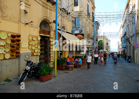 Strada principale del centro storico di Tropea, Vibo Valentia, Calabria, Sud Italia, Europa Foto Stock