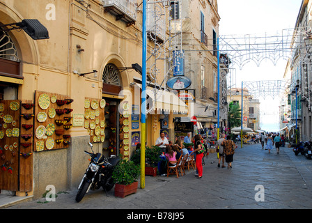 Strada principale del centro storico di Tropea, Vibo Valentia, Calabria, Sud Italia, Europa Foto Stock