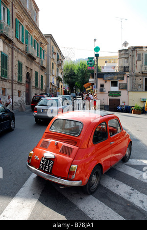 Rosso Fiat 500 nel centro storico di Tropea, Vibo Valentia, Calabria, Sud Italia, Europa Foto Stock