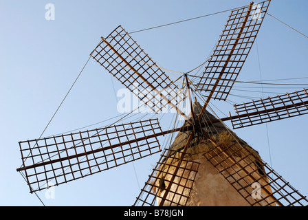 Mulino a vento tradizionale nella Santa Catalina distretto, Palma de Mallorca, Maiorca, isole Baleari, Spagna, Europa Foto Stock