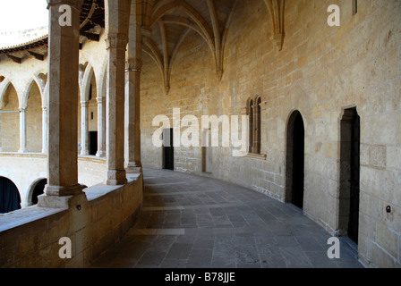 Portici gotici nel cortile interno del Castell de Bellver, un castello rotondo dal XIII secolo, oggi utilizzata come un local histor Foto Stock