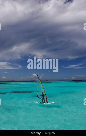 Windsurf, Full Moon Resort, Maldive, Oceano Indiano Foto Stock