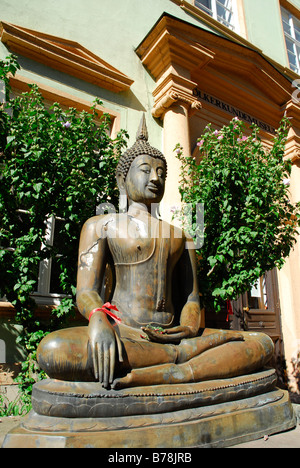 Statua del Buddha di fronte al museo etnologico nel centro storico di Heidelberg, Valle del Neckar, Baden-Wuerttemberg, germe Foto Stock