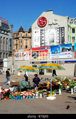 La pubblicità e la vendita di fiori nel Satekles iela street, proprio di fronte alla stazione ferroviaria, Rigas Centrala Stacija, Riga Foto Stock