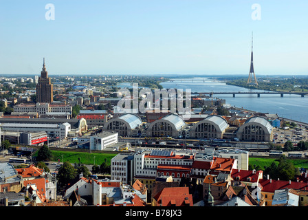 Vista dalla Basilica di San Pietro sul mercato centrale, Centraltirgus, la Daugava, Duena fiume e la torre della televisione, Ri Foto Stock