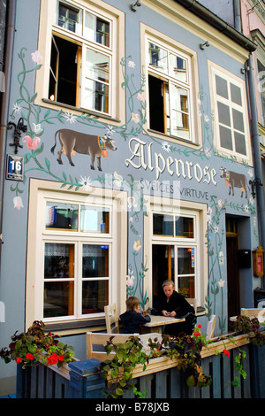 Alpenrose bar caffetteria ristorante terrazza nel Jauniela street nel centro storico Vecriga, pittura murale con fiori e co Foto Stock