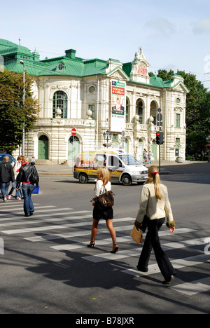 Teatro Nazionale, Nacionalais teatris, pedoni sul crosswalk, in Kr. Valdemara iela street, Riga, Lettonia, Baltico sta Foto Stock