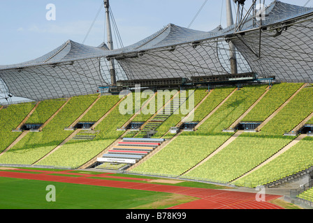 Olympia Park, Stadio Olympia a Olympiazentrum, Olympia Center, architettura moderna con una innovativa struttura del tetto, Muni Foto Stock