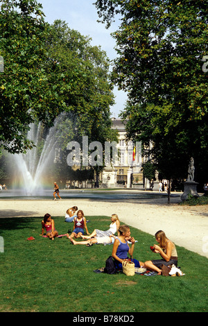 Summery pausa pranzo nel Parc de Bruxelles Bruxelles, Belgum, Benelux, Europa Foto Stock