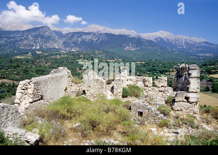 Città antiche rovine sul versante di una montagna, Tlos, Fethiye, Provincia di Mugla, Turchia Foto Stock