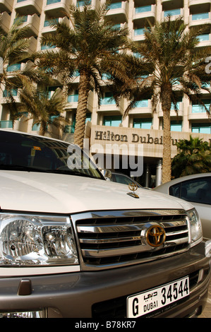 Auto di fronte all'Hilton Dubai Jumeirah, Dubai, Emirati Arabi Uniti, Medio Oriente Foto Stock
