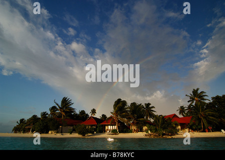 Bungalow sulla spiaggia con arcobaleno, Kurumba Resort, Maldive, Oceano Indiano Foto Stock
