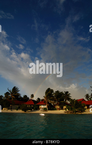 Bungalow sulla spiaggia con arcobaleno, Kurumba Resort, Maldive, Oceano Indiano Foto Stock