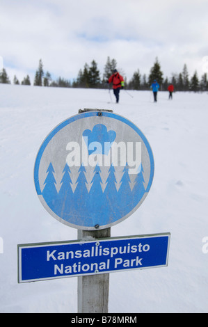 Sci nordico, fondisti, segno indicante Kansallispuisto Nationalpark, Kiilopaeae, Ivalo, Lapponia, Finlandia, Europa Foto Stock