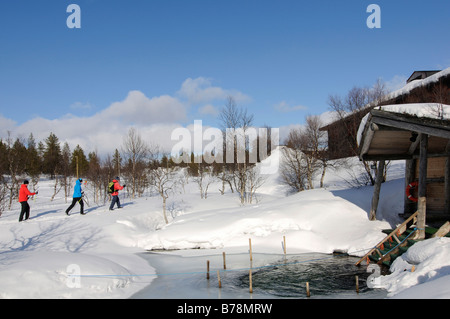 Sci nordico, fondisti e sauna di vapore in Urho Kekkonen Nationalpark, Kiilopaeae, Ivalo, Lapponia, Finlandia, Europa Foto Stock