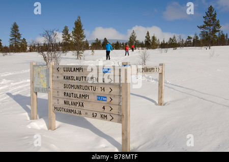 Direzione segno, sci nordico, i fondisti Kansallispuisto Nationalpark, Kiilopaeae, Ivalo, Lapponia, Finlandia, Europa Foto Stock