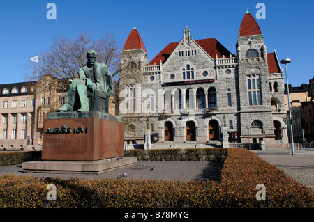 Aleksis Kivi statua di fronte al Teatro Nazionale di Helsinki, Finlandia, Europa Foto Stock