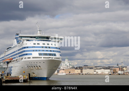 Traghetto di linea Silja ancorata di fronte Tuomiokirkko, Cattedrale di Helsinki Helsinki, Finlandia, Europa Foto Stock