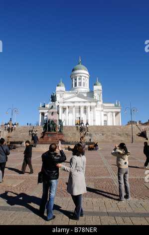 Alessandro II statua, Tuomiokirkko, Cattedrale di Helsinki, la gente sulla Piazza del Senato, Helsinki, Finlandia, Europa Foto Stock