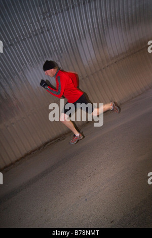 Un uomo che corre attraverso un tunnel a Reno in Nevada Foto Stock