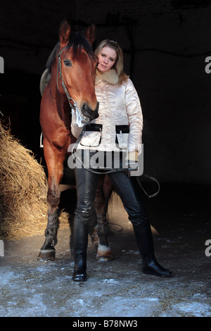 Giovane donna e cavallo Foto Stock