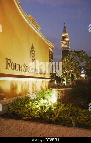 Il Four Seasons Hotel al tramonto con il Venetian Hotel In background, Macao Foto Stock