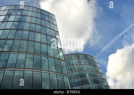 Angolare contemporaneo moderno blocco ufficio sky edificio raschiatore su Tower Bridge London UK Europa Foto Stock