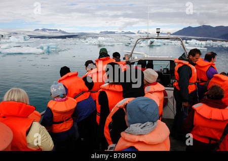 I passeggeri con un tour in barca tra gli iceberg, ghiacciaio, Joekulsarlon, Islanda, Europa Foto Stock