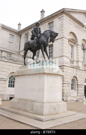 Una statua del maresciallo di campo Frederick Sleigh Roberts alla sfilata delle Guardie a Cavallo in Whitehall London REGNO UNITO Foto Stock