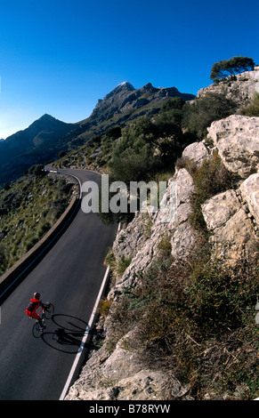 Racing biker su Mt Puig Major, Maiorca, Spagna, Europa Foto Stock