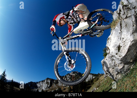 Marcus Klausmann, freeride, mountain biker sul monte Kampenwand, Chiemgau, Baviera, Germania, Europa Foto Stock