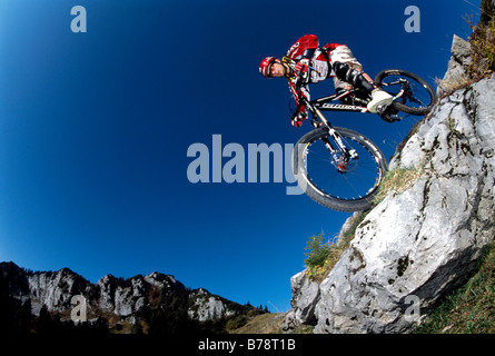 Marcus Klausmann, freeride, mountain biker sul monte Kampenwand, Chiemgau, Baviera, Germania, Europa Foto Stock