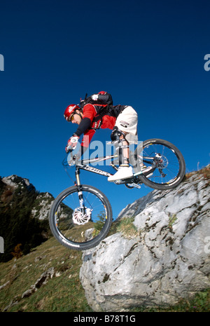 Marcus Klausmann, freeride, mountain biker sul monte Kampenwand, Chiemgau, Baviera, Germania, Europa Foto Stock