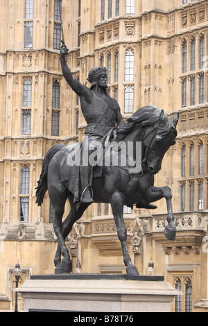 Una statua del re Richard The Lion-cuore al di fuori della sede del Parlamento Westminster London UK. Foto Stock