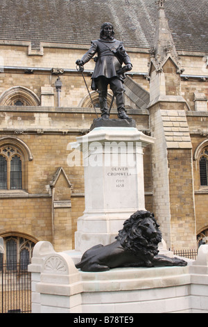 Una statua di Oliver Cromwell al di fuori della sede del parlamento di Westminster London Inghilterra England Foto Stock