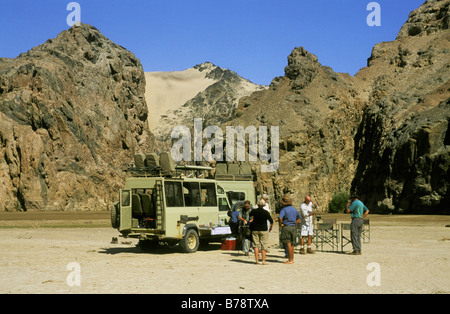 Tourist landrover veicolo fermo nel fiume Hoarusib, un deserto montagnosa area. Foto Stock