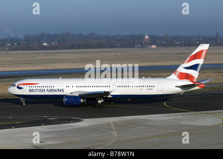 British Airways Boeing 767-300ER, l'Aeroporto Internazionale di Düsseldorf, Renania settentrionale-Vestfalia (Germania). Foto Stock