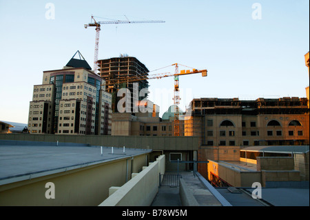La costruzione in Sandton CBD che mostra due alte gru e diversi edifici ad alta Foto Stock