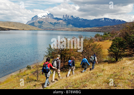 Gli escursionisti sulla Laguna Azul, Parco Nazionale Torres del Paine, Patagonia, Cile, Sud America Foto Stock