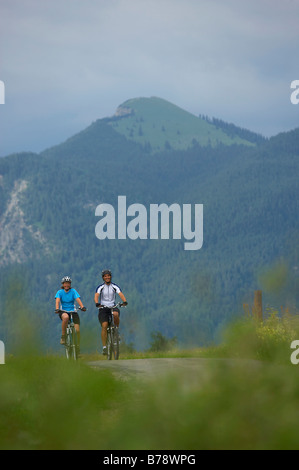 In Germania, in Baviera, Walchensee, giovane mountain bike Foto Stock