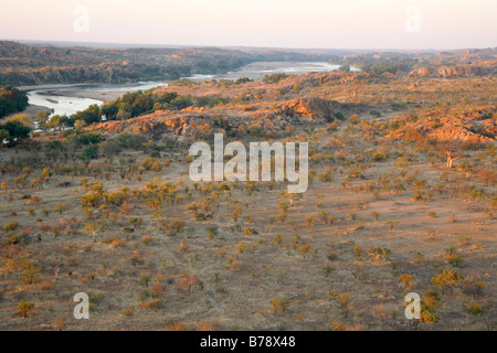 Vista panoramica del fiume Limpopo valley e paesaggio con il baobab in Mapungubwe National Park Foto Stock