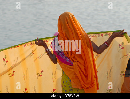 Donna una essiccazione sari, Ram Devra pellegrini festival, Ramdevra, Pokhran, Rajasthan, India del Nord, Asia Foto Stock