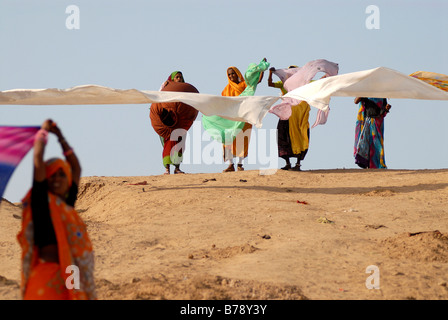 Le donne di saris di essiccazione, Ram Devra pellegrini festival, Ramdevra, Pokhran, Rajasthan, India del Nord, Asia Foto Stock