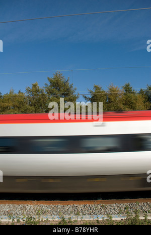 La sfocatura di una classe 390 treno pendolino sulla linea principale della costa occidentale Inghilterra Foto Stock