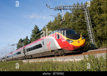 Classe 390 Vergine treno pendolino sulla linea principale della costa occidentale Inghilterra Foto Stock