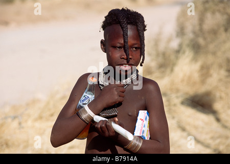 Himba girl prodotti cuscinetto della civiltà occidentale, ritratto, Kaokoveld, Namibia, Africa Foto Stock