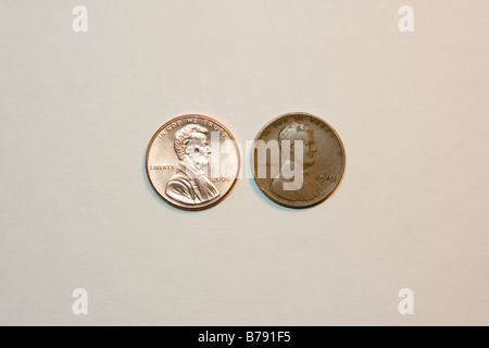 Valuta statunitense. 2008 penny accanto a un 1910 "frumento tenero" penny. Foto Stock