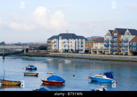 Moderni appartamenti lungo il fiume e si affaccia sul fiume Adur Shoreham West Sussex Foto Stock